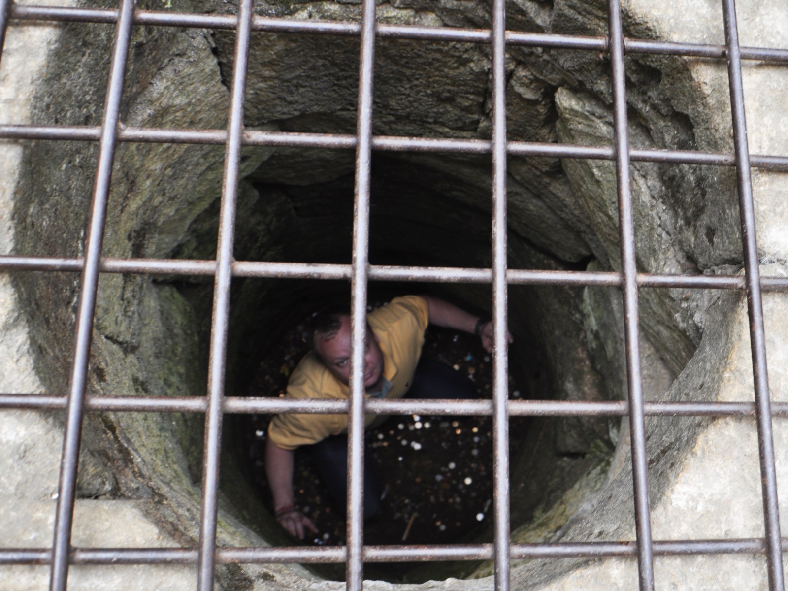 В зиндане темно и сыро