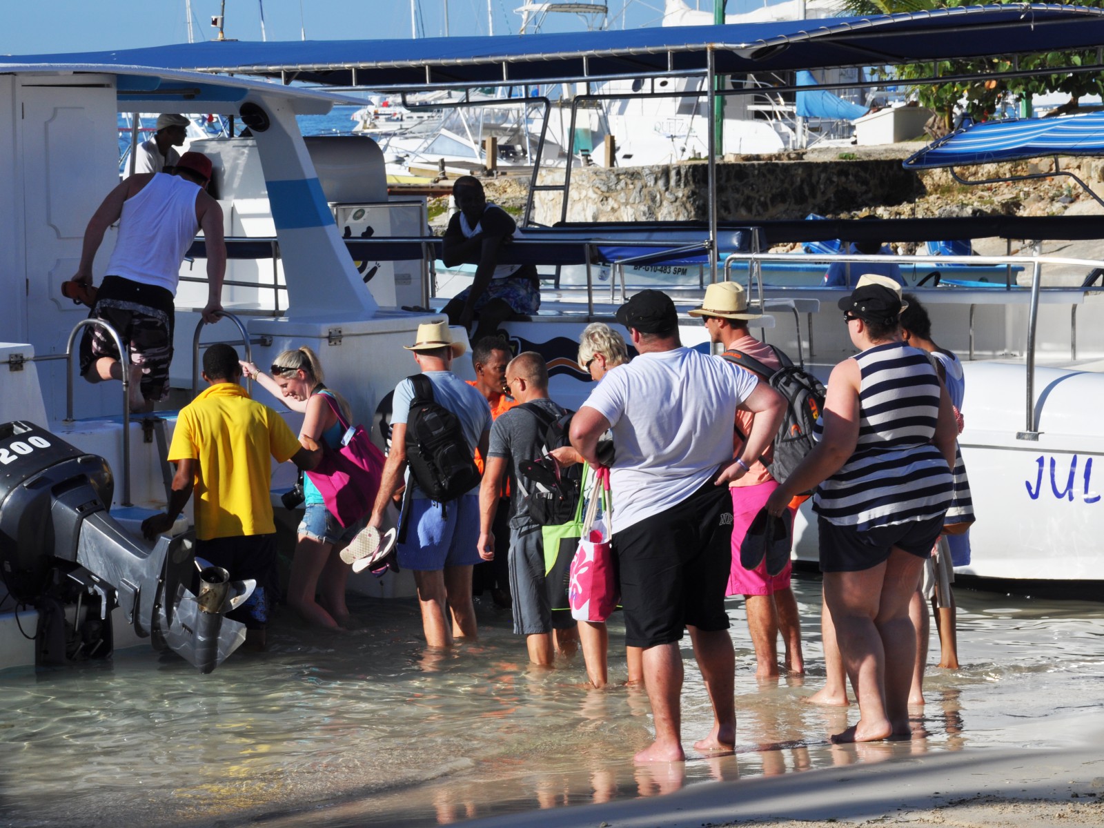 Теплоход отправляется на остров Саона, фото Константин Исааков