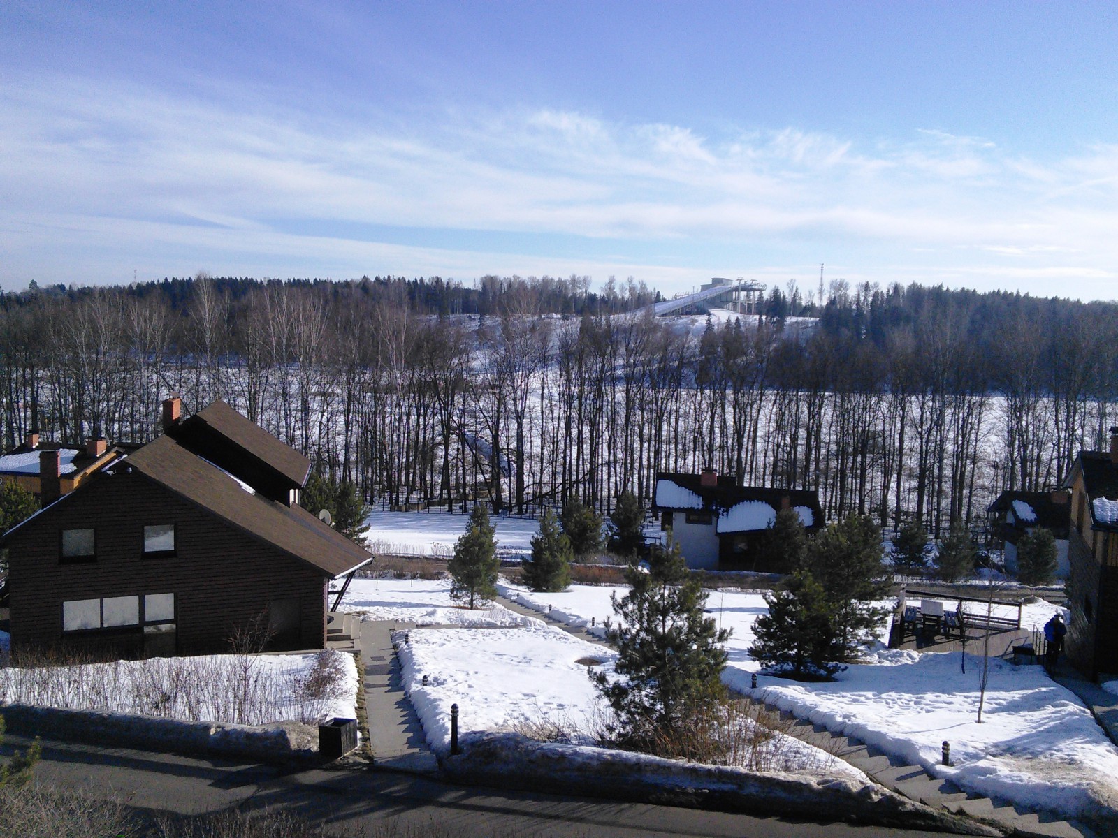 Гостиница Fresh Wind. Вдалеке - горнолыжный комплекс Сорочаны, фото Константин Исааков
