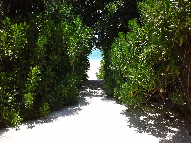 Естественный туннель к вилле