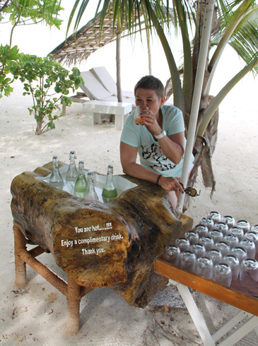 небольшая тележка с разными напитками