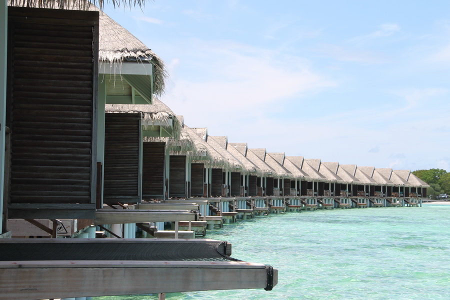 В отеле 84 виллы, расположенных прямо на воде