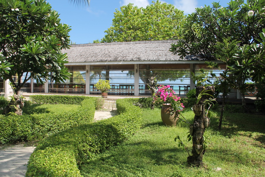 Остров сразу радует обилием зелени, цветов, деревьев