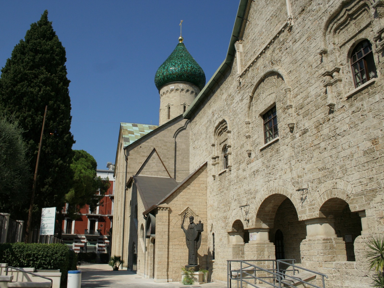 Подворье Русской Православной Церкви Св. Николая, фото Олег Алексеев