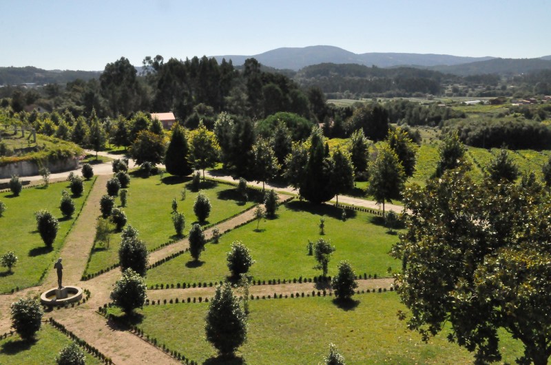 На территории - строгий парк во французском стиле, фото К.Исааков