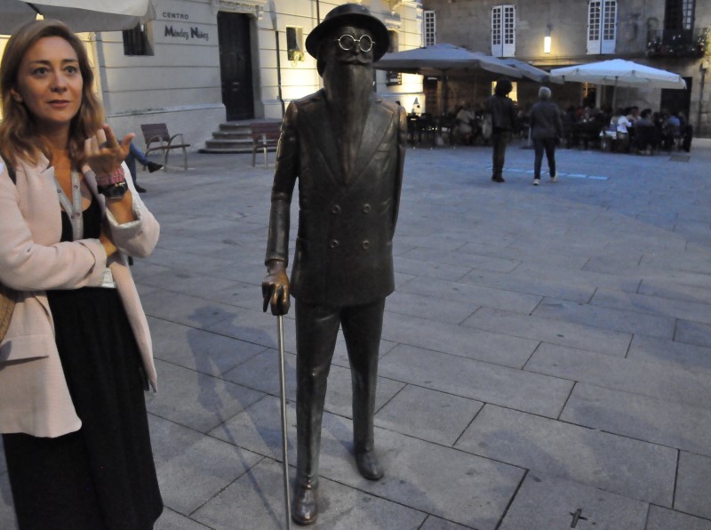 Разных в городе можно встретить прохожих,  фото К.Исааков