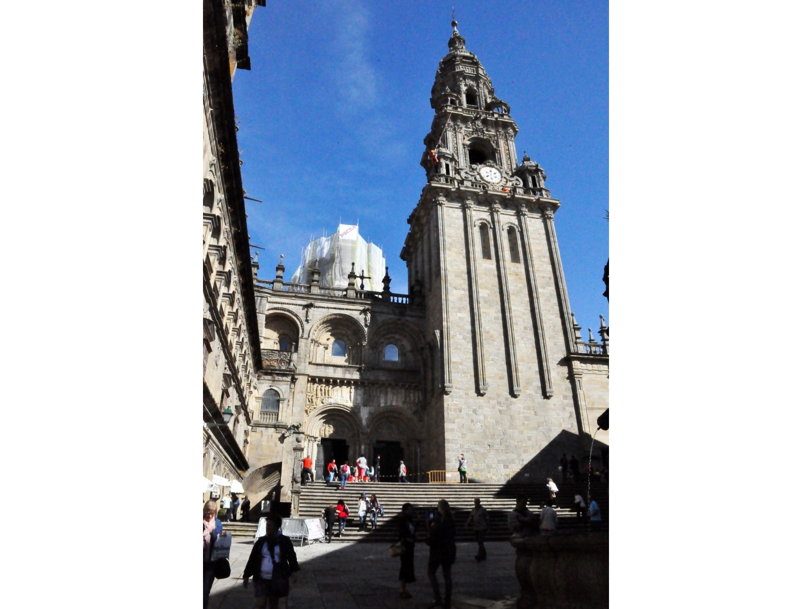 Толпа паломников и туристов здесь не иссякает, фото Константин Исааков