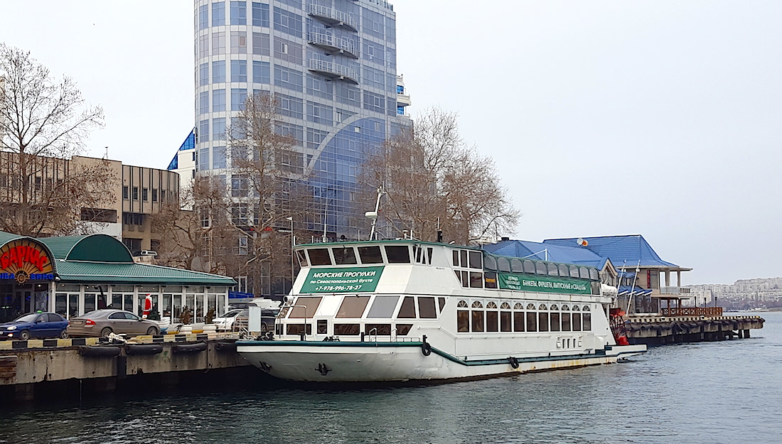 Из бухты отправляются прогулочные катера, © Мария Нестерова