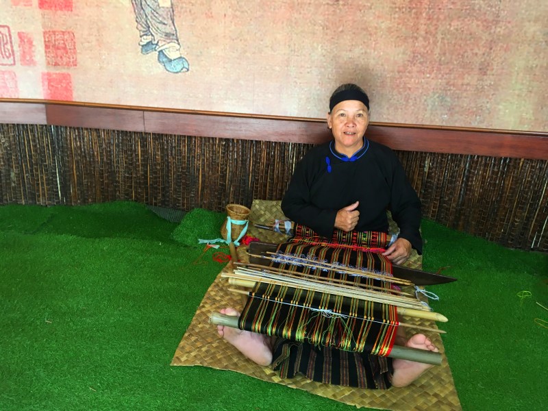 Поднятый вверх большой палец на языке Ли означает приветствие, © А. Полянская