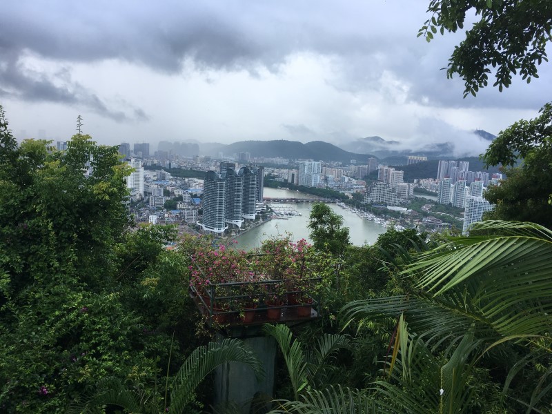 С обзорной площадки парка «Олень повернул голову» открывается вид на Санью и остров Феникс, © А. Полянская