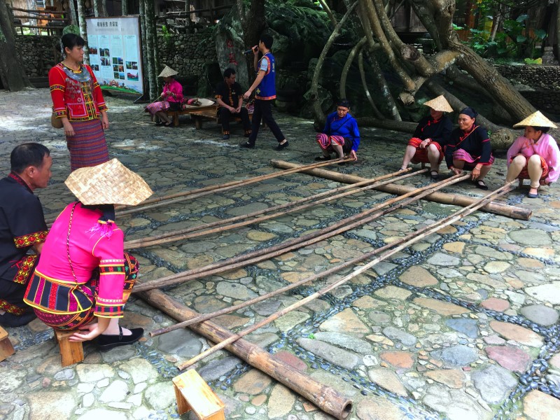 «Танец жердей» (прыжки между бамбуковыми палками- развлечение народности Ли, © А. Полянская
