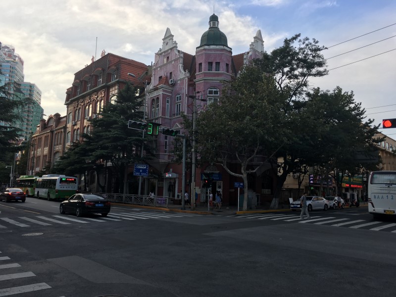 С конца XIX века и до начала Первой мировой войны порт и залив Циндао находились под управлением Германии, оттуда и европейская архитектура, © А.Полянская