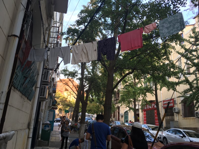 Несмотря на экономический рост , многие жители Циндао живут в домах на много квартир и сушат вещи на улице, © А.Полянская