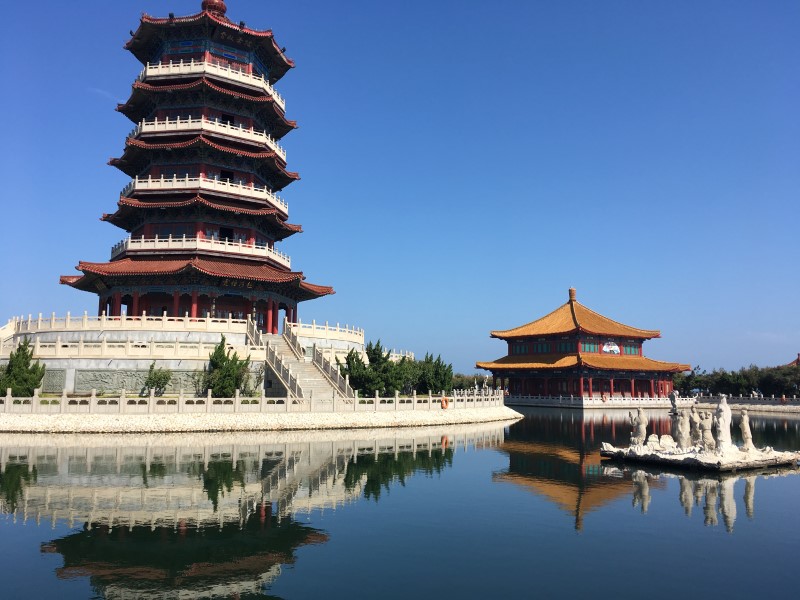 Бессмертные жили на острове в Бохайском заливе, поэтому их часто изображают переплывающими море на лодке, © А.Полянская