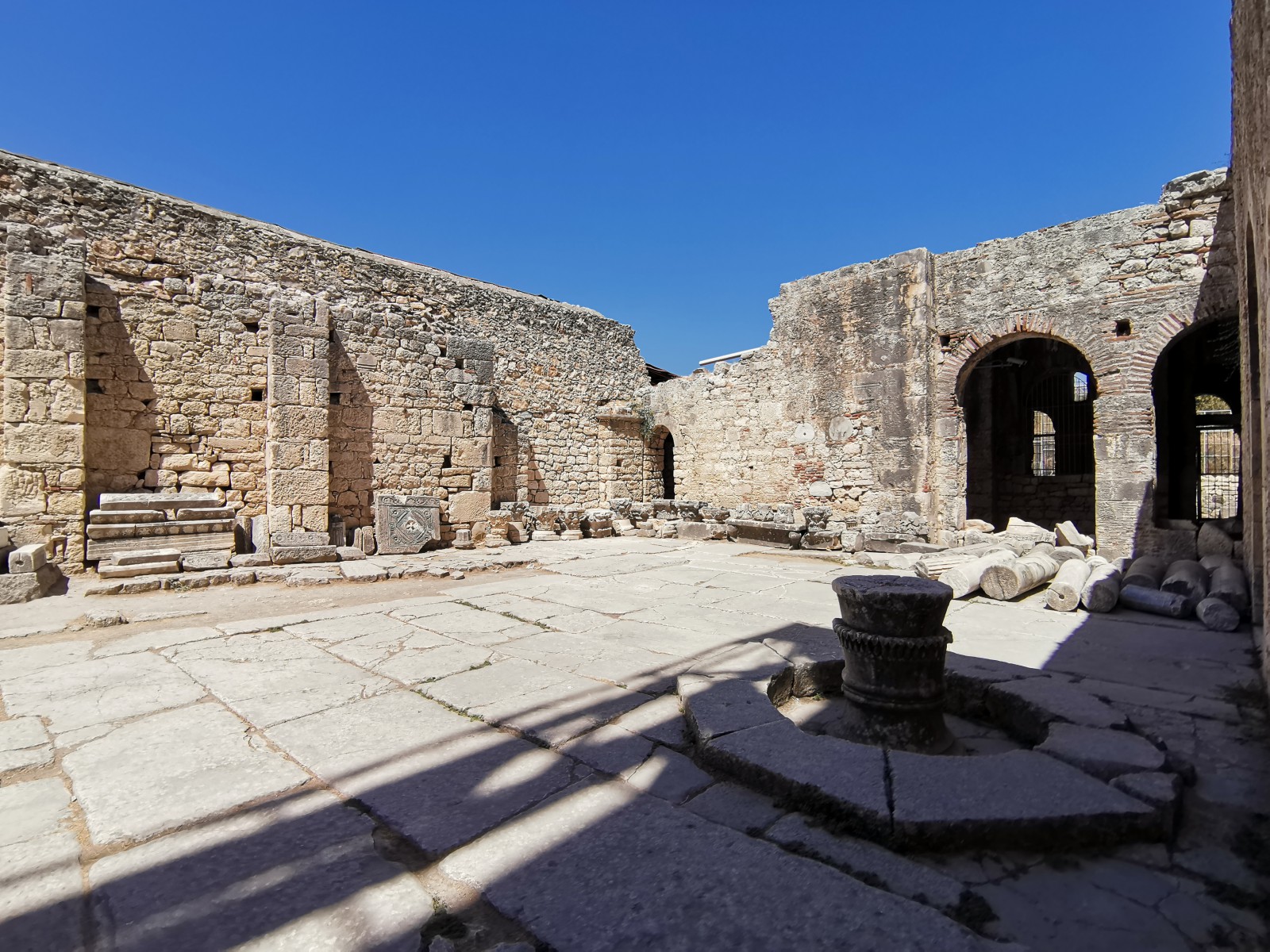 Задний двор церкви Святого Николая, © Алексеев Олег