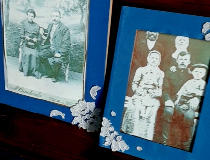 На фотографии справа – женщины в традиционных чепцах., © А.Владимирова