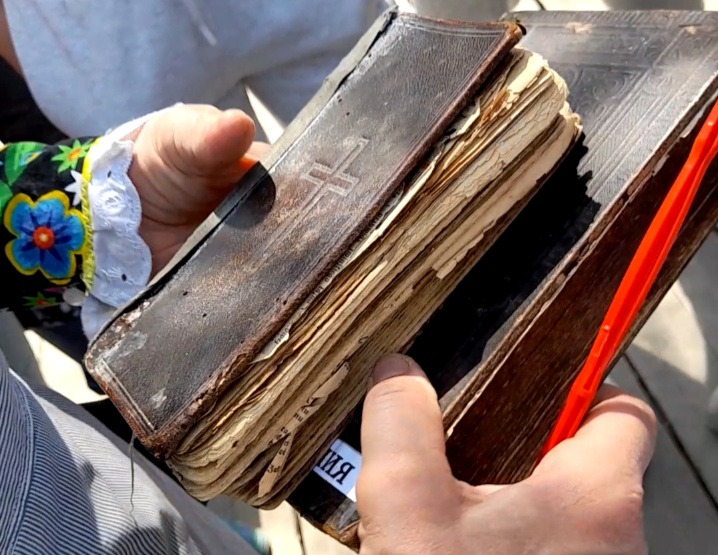 Ксёнжик (молитвослов) и Библия напечатанные готическим шрифтом на польском языке , © А.Владимирова