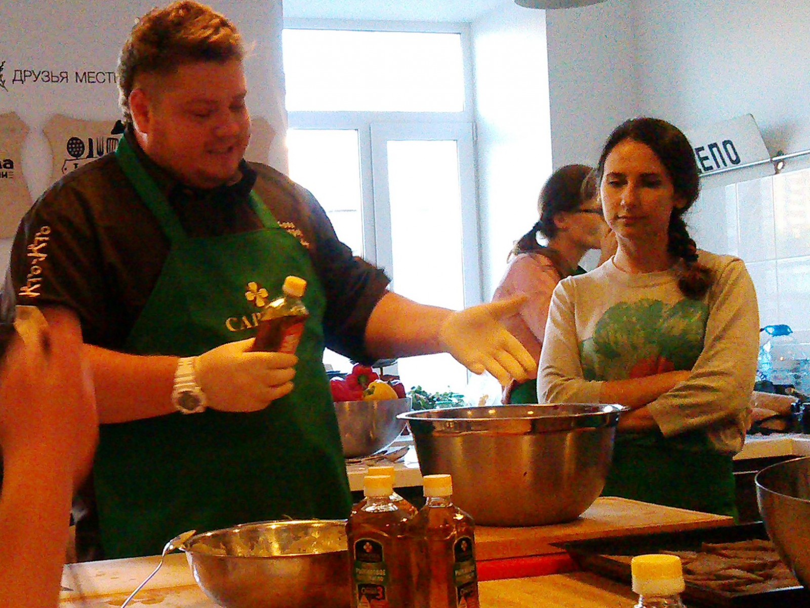 Андрей Бова, шеф-повар ресторана Дед Пихто, проводит мастер-класс, фото Константин Исааков