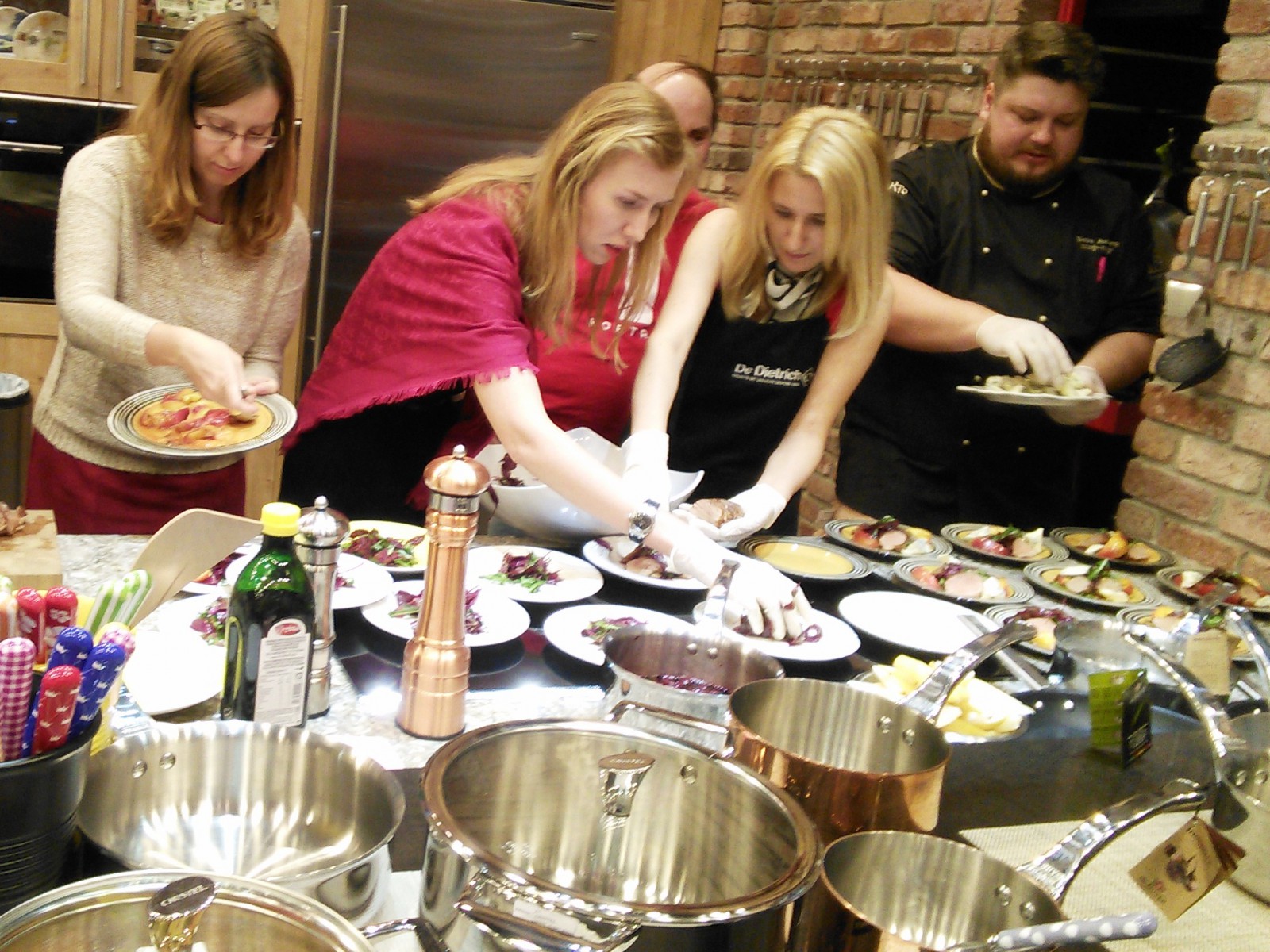 Еда готова, теперь разложим ее по тарелкам, фото Константин Исааков