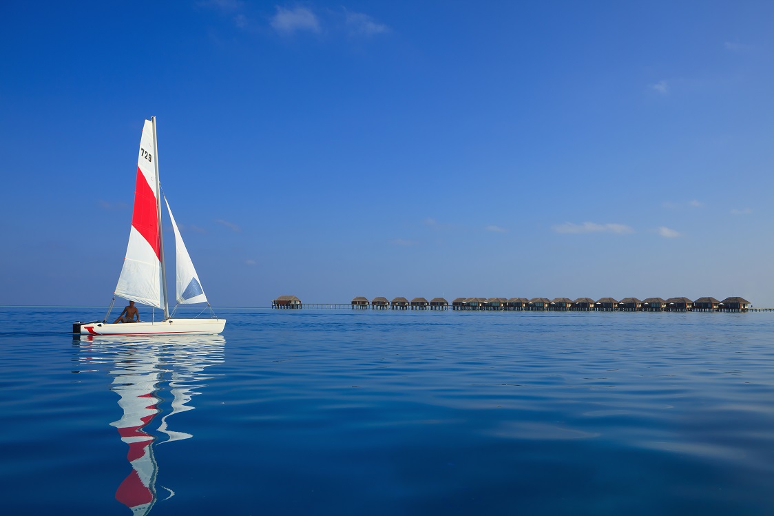 Можете научиться ходить под парусом.