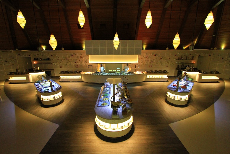 Мальдивский ресторан Vihamanaa в отеле Kurumba Maldives