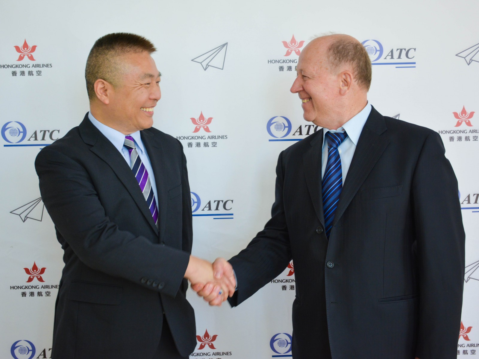 Джонни Вон (Hong Kong Airlines) и Василий Александров (Аэропорт «Внуково») обменялись рукопожатием