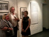 Фотомаэстро на вернисаже московской выставки в окружении почитательниц