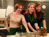 Кому, как не рыжим девушкам, рекламировать рыжиковое масло